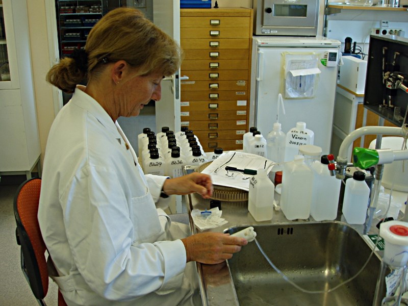 A person wearing a labcoat, performing analeses, photo.