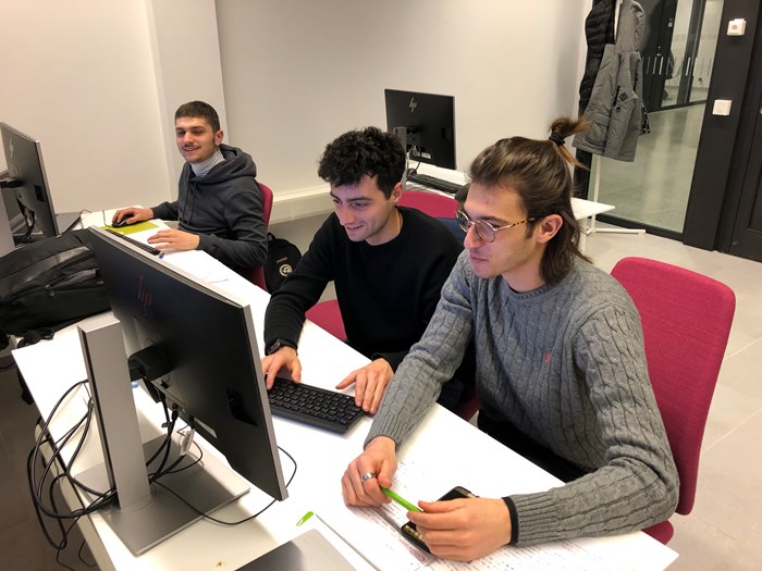 Students in computer room. Photol.