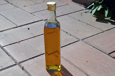 Flaska med gyllene olja.