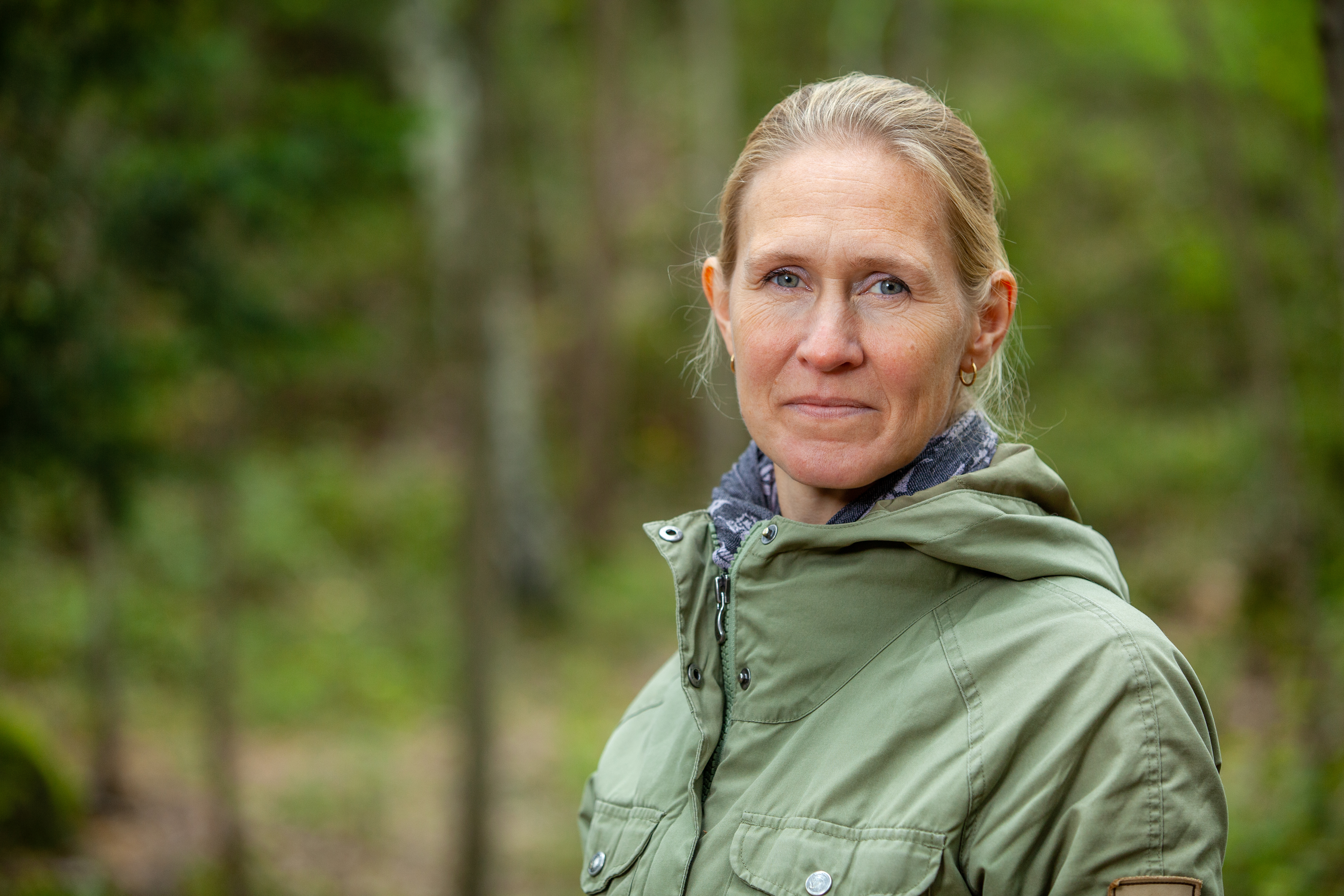 Kvinna som står i naturen. Foto