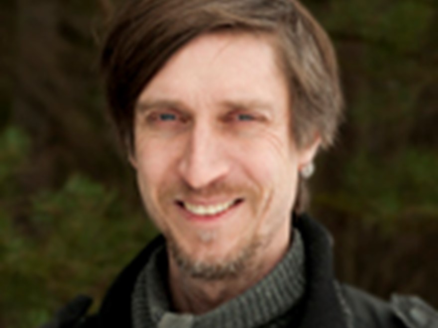 Porträttbild av Niklas Johansson. Foto
