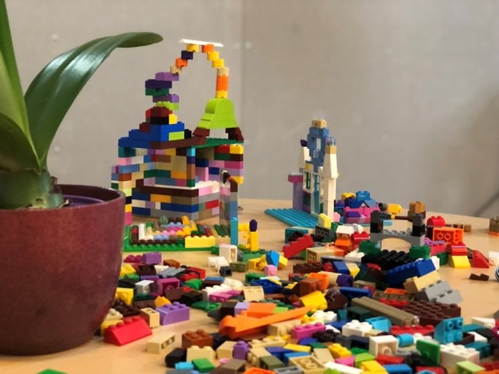 Legobitar i olika färger på ett bord, foto.