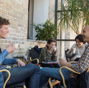 Glada studenter dricker kaffe i biblioteket i Alnarp. 