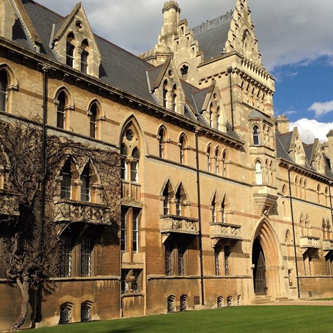 Exteriörbild av äldre universitetsbyggnad i Oxford, England.