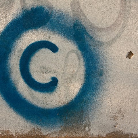 Stor copyright graffiti-symbol på gräddfärgad vägg. Foto:Horia Varlan (CC BY.2.0)
