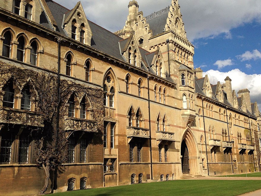 Exteriörbild av äldre universitetsbyggnad i Oxford, England.