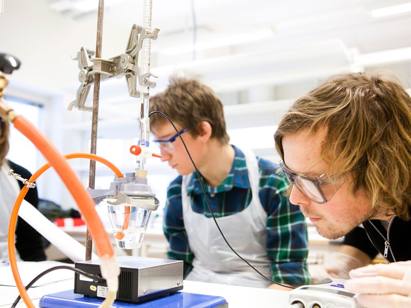 Two students are working in a laboratory, photo.