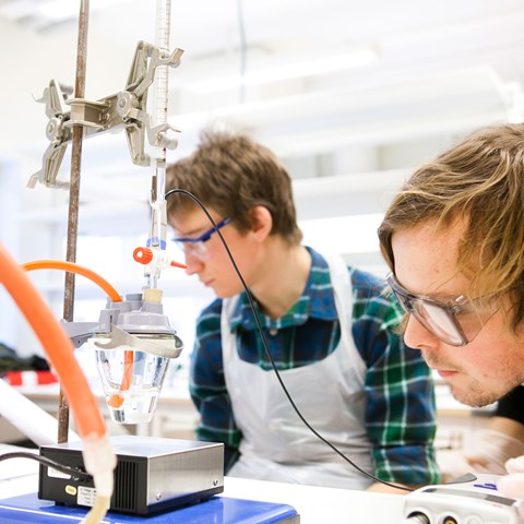 Två studenter arbetar i ett laboratorium, foto.