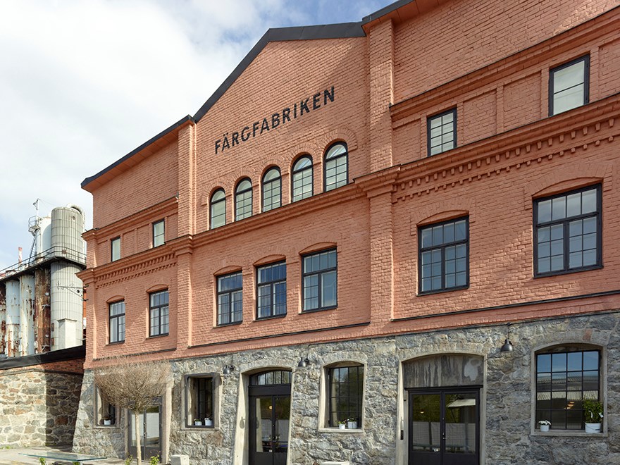 Bild på Färgfabrikens fasad och entré