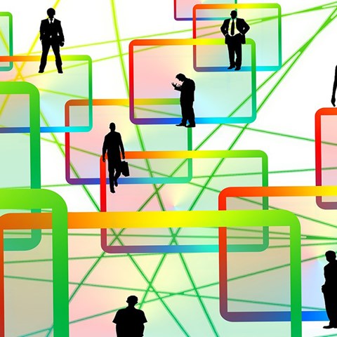 Nätverk och system i olika färger med personer som profiler utspridda. 