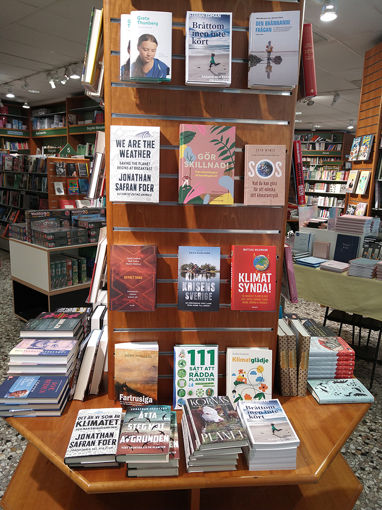 Flera klimatrelaterade böcker i en svensk bokhandel 2020. 