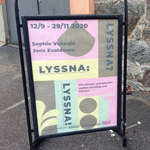 Trottoarpratare med information om utställningen Lyssna! på Färgfabriken i Stockholm