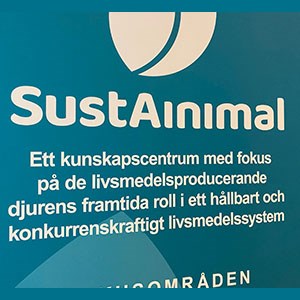 En bit av en rollup med SustAinimals budskap och logotyp. Foto.