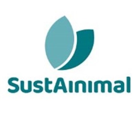 Logotyp för SustAinimal. Med text och två blad.