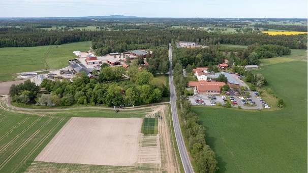 Flygbild över Uddetorp, byggnader i ett jordbrukslandskap med skogspartier.