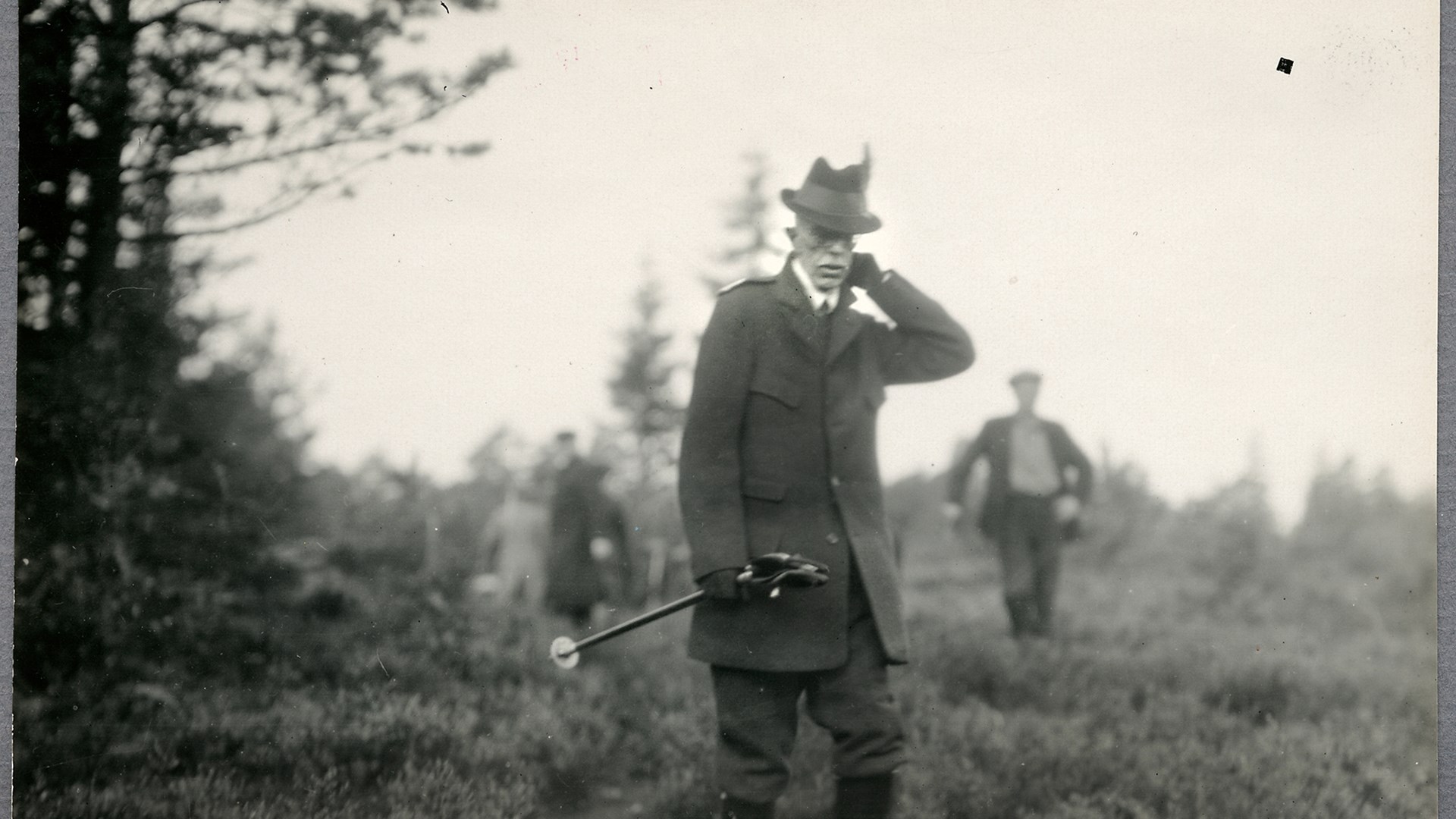 Svartvit bild av Kung Gustav V på älgjakt 1928