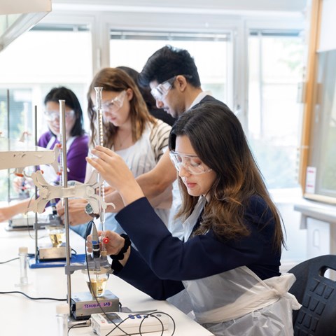 Studenter i labbmiljö