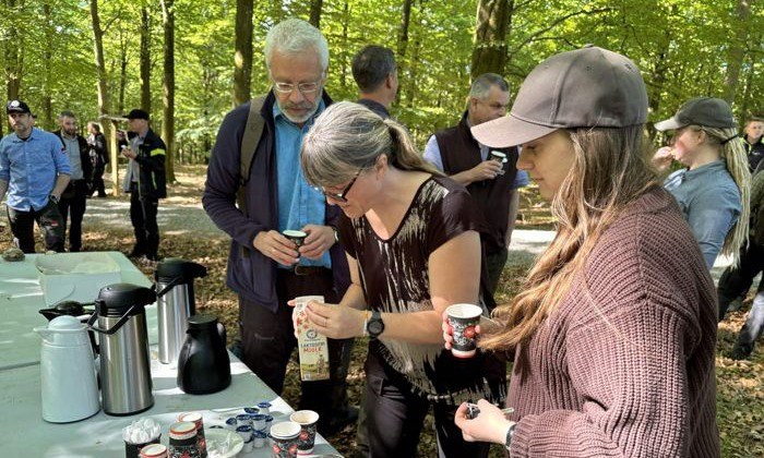 Fika i skogen.