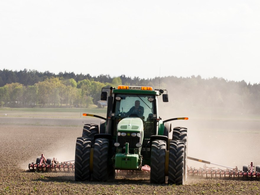 Traktor på fält