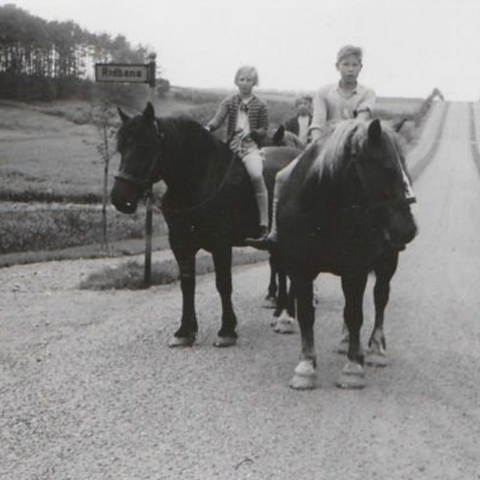 Maria och Bengt Secher rider 1938