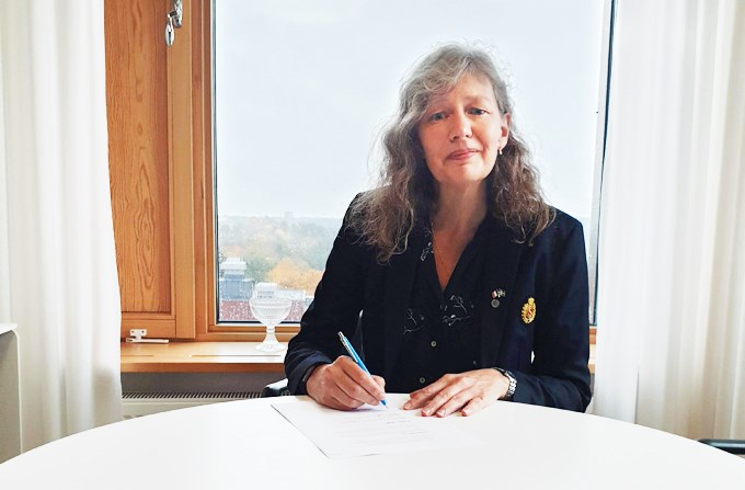 Rektor signerar avtalet