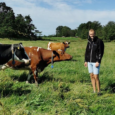 Foto på Christian Bentsson omgiven av kor.