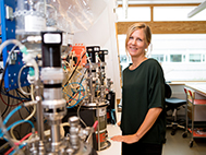 Foto på Maria Westerholm i labbet