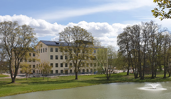 Studentboendet Hydra i vårgrönska, foto