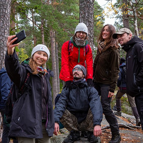 Foto på studenter på skogsexkursion