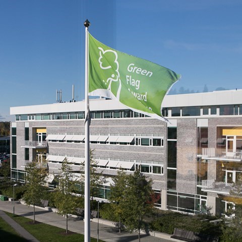 Flaggan för Green Flag Award vajar på Ultuna, foto.