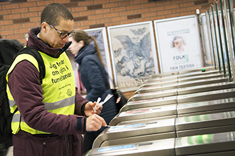 Foto på provtagning i Stockholms tunnelbana