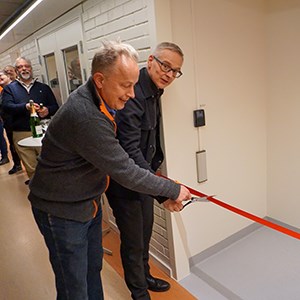 Göran Ericsson och Mikael Elofsson klipper ett röd band