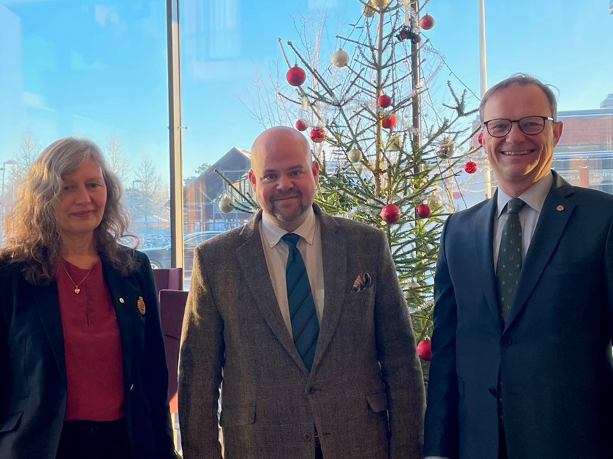 SLU:s rektor Maria Knutson Wedel tillsamman med landsbygdsminister Peter Kullgren och SLU:s styrelseordförande Rolf Brennerfeldt  Foto Erika Troeng