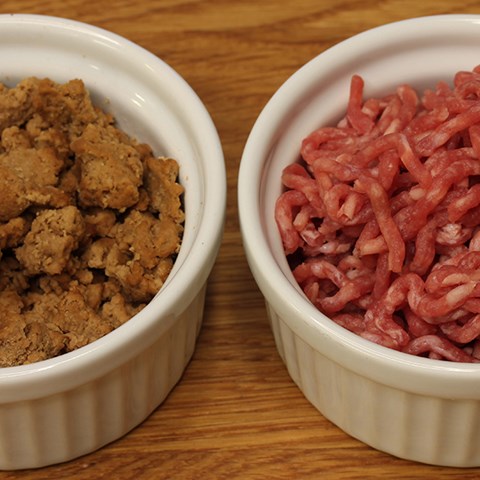 Foto på skålar med svampprotein och köttfärs