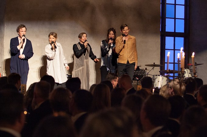 Picture of the a capella group Riltons vänner performing at the inauguration banquet at Uppsala castle.
