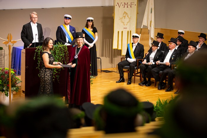 VIce-Chancellor Maria Knutson Wedel gives Lenka Kuglerova the diploma of the individual pedagogical award.