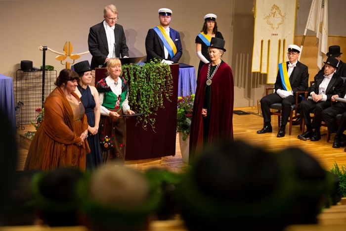 Three delegates from KV-DOV received the pedagogical team award on stage.