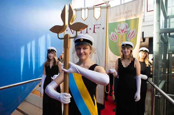 The students assemble with massed standards led by Procession Marshal (and veterinary student) Agnes Söderqvist. 