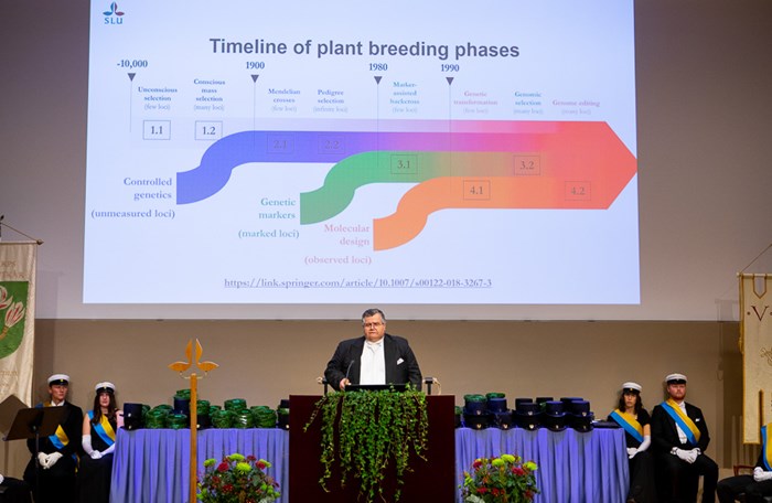 Professor Rodomiro Ortiz  gives the honorary lecture at the ceremony.