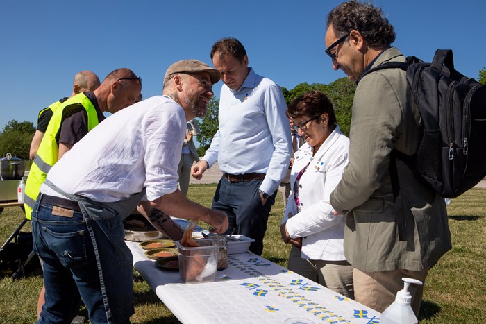 Ministers try porridge 