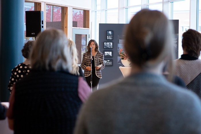 Bild av Cecilia Wikström som talar vid invigningen av utställningarna Hästfolk och Vår tid på jorden.