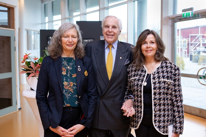 Bild av SLU:s rektor Maria Knutson Wedel, Anders Wall och Cecilia Wikström, ordförande respektive direktör vid Beijerstiftelsen.. 