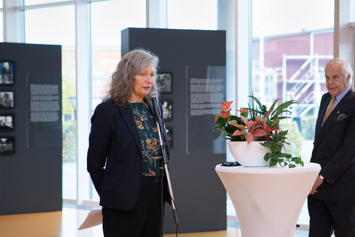 Bild av SLU:s rektor Maria Knutson Wedel som talar vid invigningen av utställningarna Hästfolk och Vår tid på jorden.