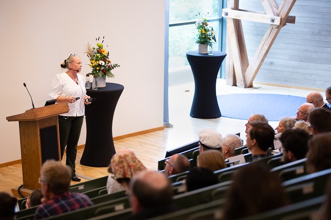 Bild av professor Jennie Barron som föreläser i Loftets hörsal.