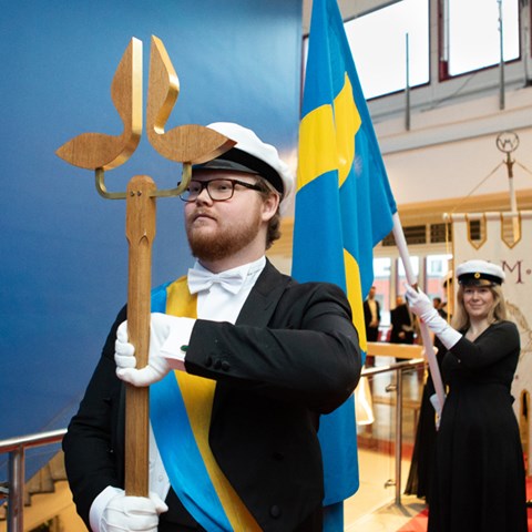 Bild av övermarskalk Gustaf Bengtsson och studenternas fanborg. 