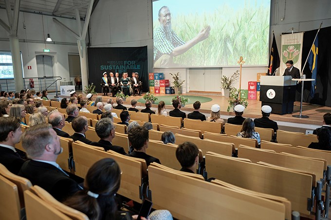 Aakash Chawade håller i högtidsföreläsning. Foto: Håkan Röjder