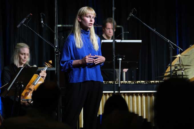 Agnes Olin och musiker framför musikverket Tipping points om stospiggen spridning i Östersjön. Foto.