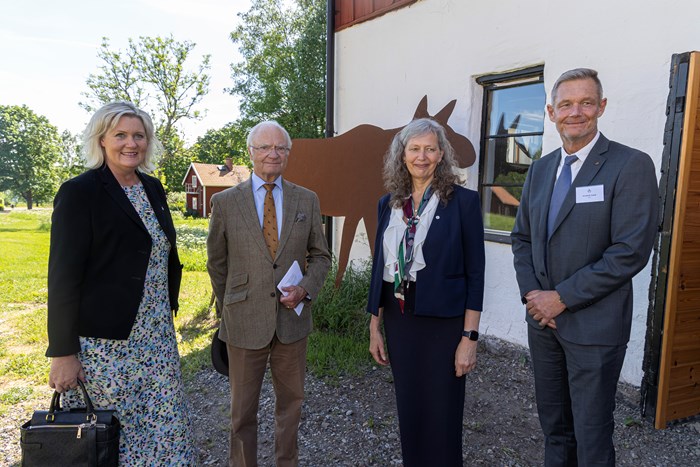 Från vänster Fredrik Sand (platschef på Grimsö), Maria Kuntson Wedel, landshövding Lena Rådström Baastad, HM Kungen, adjutant Carl-Magnus Svensson.