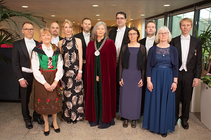 Gruppbild med 11 högtidsklädda personer