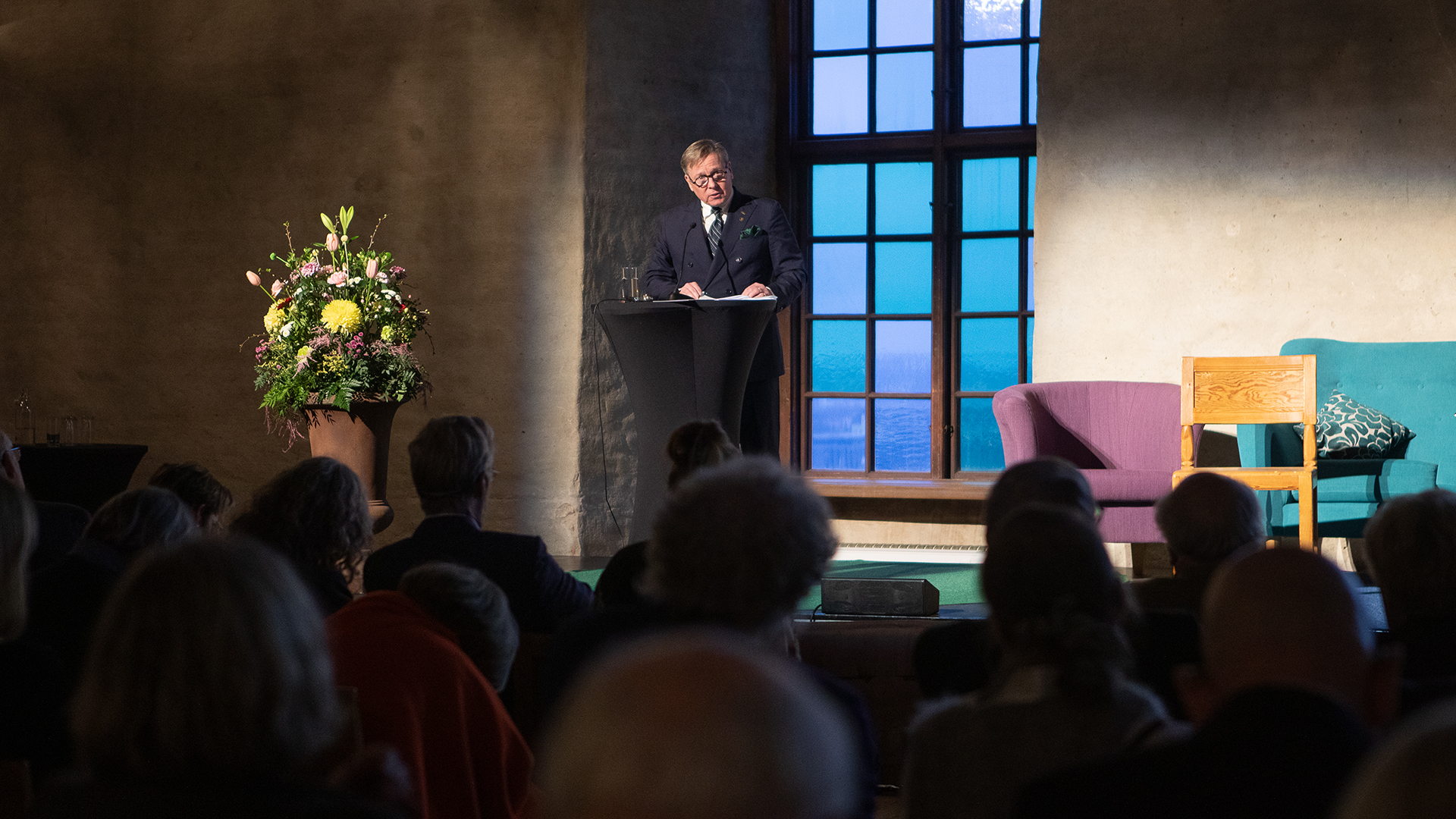 En person håller tal